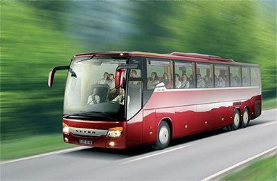 Автобус с туристами на дороге