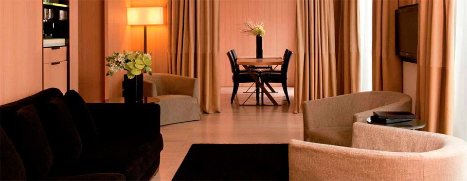 Гостинная номера Deluxe в отеле Булгари 5* Милан