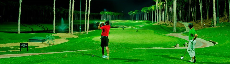 Одно из полей для гольфа Regnum Carya Golf & SPA Resort ночью